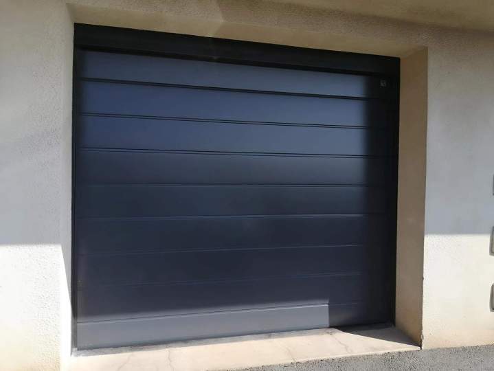 Réalisation de portes de garage sur mesure, de fabrication française